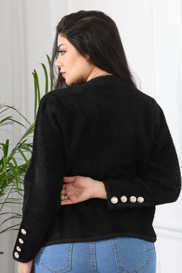 جاكيت شتوي كلاسيكي قصير بتفاصيل أزرار على الأكمام وجيوب صغيرة على الصدر