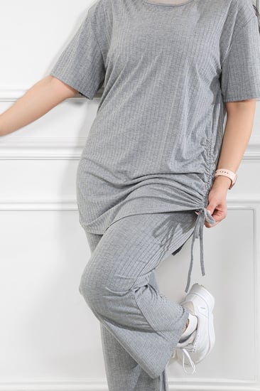 ترنج نسائي كاجوال ريب سادة تيشرت طويل مزموم على الطرفين وياقة مدورة