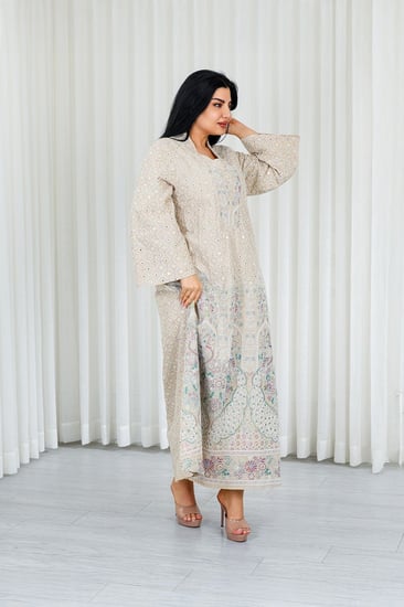 جلابية قماش بطول يصل للكاحل بياقة V وتطريز طاووس من الأمام ودوائر على الظهر