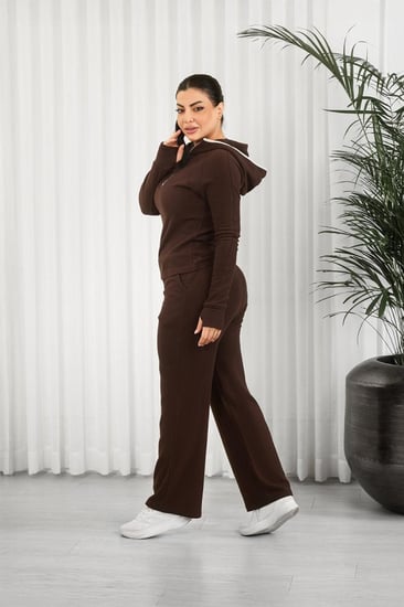 ترنج شتوي بأكمام طويلة وقبعة وسحاب قصير أعلى الصدر