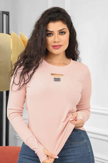 تيشرت نسائية كاجوال بأكمام طويلة وكتابة بأحرف صغيرة وفتحة صغيرة على الصدر