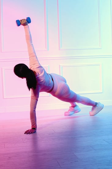 طقم رياضي نسائي مكون من توب قصير بأكمام طويلة وياقة دائرية وبنطال ضيق