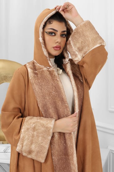 فروة شتوية مبطنة مع فرو على الأطراف