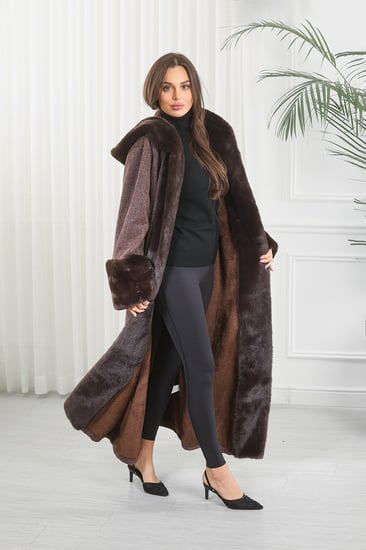 فروة شتوية طويلة مبطنة بالفرو من الداخل مزودة بقبعة وأطراف أكمام فرو