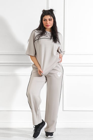 ترنج نسائي كاجوال بأكمام متوسطة الطول مزين بخط أبيض أفقي على التيشرت وخط طولي على البنطال