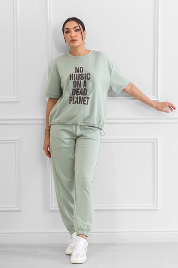 ترنج نسائي كاجوال مزين بطباعة ونقاط دائرية صغيرة على التيشرت والبنطال سادة