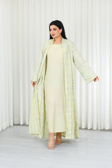 جلابية قماش بطول يصل للكاحل مكونة من قطعة سادة وقطعة مزينة بالتطريزات البارزة على كامل القماش