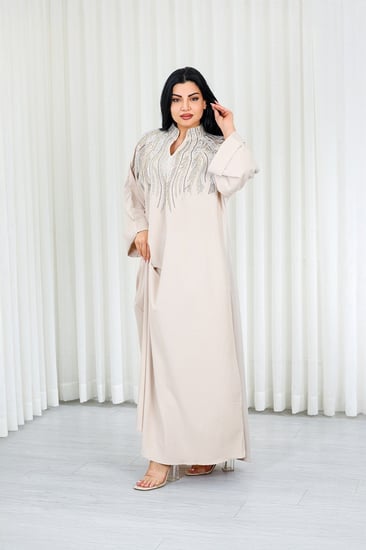 جلابية قماش بطول يصل للكاحل مزينة بتطريزات طولية على الصدر