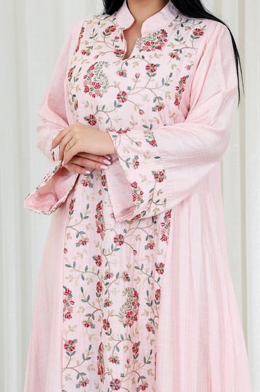 جلابية قماش بطول يصل للكاحل بياقة قصيرة مطرزة بالورد