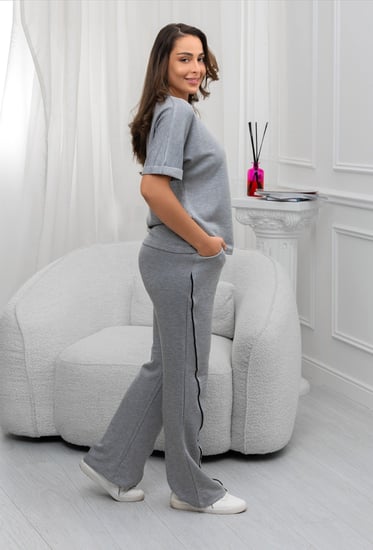 ترنج نسائي كاجوال طبي بنطال مع تيشيرت بطبعة ورد