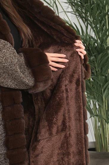 فروة شتوية طويلة مبطنة بالفرو من الداخل مزودة بفرو ناعم على القبعة و الأكمام والأطراف