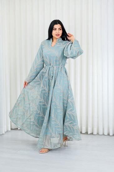 جلابية قماش بطول يصل للكاحل بطبقتين داخلية ملساء وخارجية شيفون مزودة بحزام خصر رفيع مزينة بزخارف مشجرة على طول الجلابية الخارجي ومنتصف الظهر