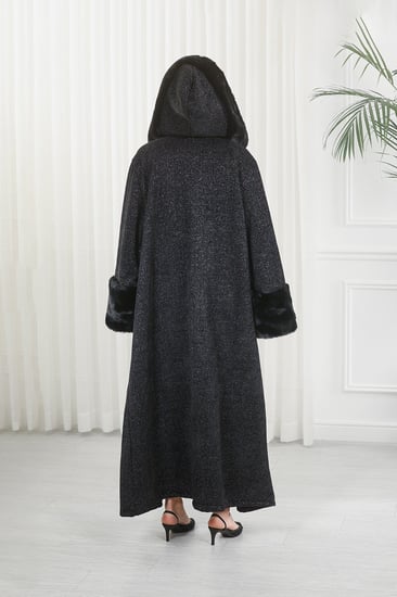 فروة شتوية طويلة مبطنة بالفرو من الداخل مزودة بقبعة وأطراف أكمام فرو