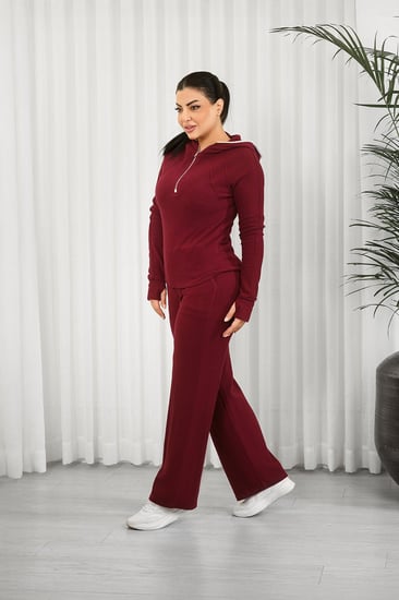 ترنج شتوي بأكمام طويلة وقبعة وسحاب قصير أعلى الصدر