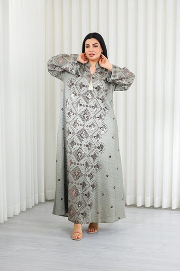 جلابية قماش بطول يصل للكاحل وياقة صغيرة مفتوحة على الصدر مزينة بتطريزات زخرفية على كامل القماش والأكمام