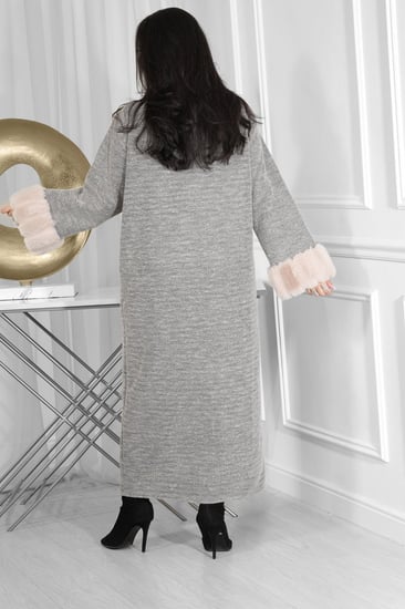 فروة شتوية طويلة مبطنة بالفرو من الداخل مزودة بفرو على الأطراف و الأكمام