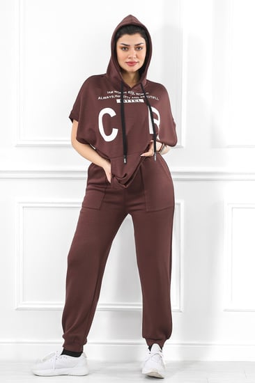 ترنج نسائي كاجوال طبي نص كم عريض مزين بطبعة بأحرف كبيرة على التيشرت وبنطال سادة بجيب مزموم من الأسفل