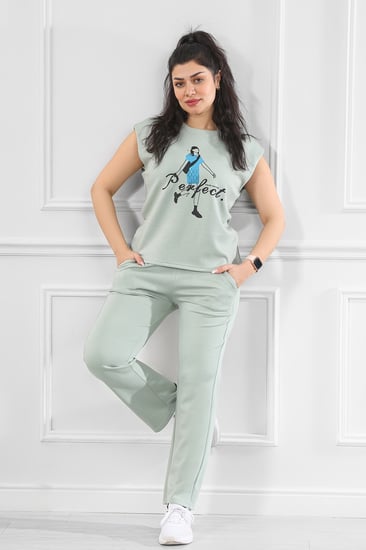 ترنج نسائي كاجوال طبي ربع كم مزين بطبعة فتاة باللون الأزرق على الصدر وكلمة Perfect والبنطال سادة مزود بجيب