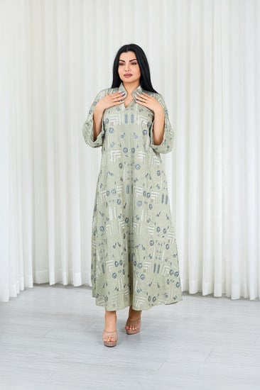 جلابية قماش بطول يصل للكاحل بأكمام واسعة وياقة مزينة بتطريزات هندسية و ورود على كامل القماش