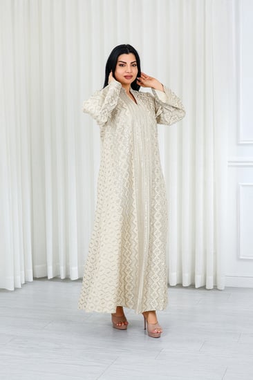 جلابية قماش بطول يصل للكاحل بياقة صغيرة وتطريز تقليدي أنيق