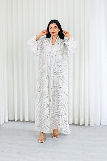 جلابية قماش بطول يصل للكاحل بياقة قصيرة مزينة بالترتر اللامع من الأمام والظهر بلا تطريز