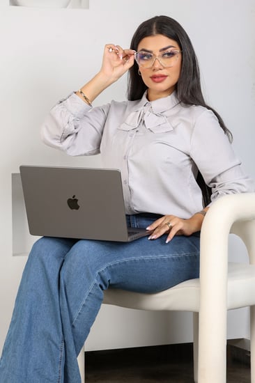 قميص نسائي طويل الأكمام مع ربطة عنق