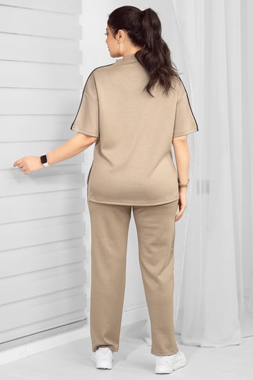 ترنج نسائي كاجوال تيشرت بياقة مرتفعة وأكمام متوسطة الطول مزينة بكلمة STAR بأحرف كبيرة وبنطال عريض مزين بخط جانبي وأحرف ST كبيرة