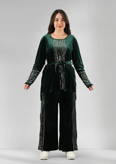 ترنج شتوي مخمل مزين بالترتر على نهايات الأكمام والصدر وجوانب البنطال