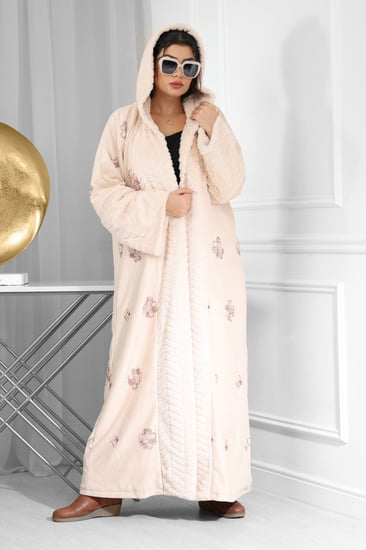 فروة شتوية طويلة مبطنة بالفرو من الداخل مطرزة بالورد مزودة بفرو على القبعة و الأكمام والأطراف