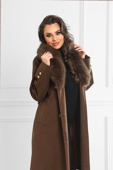 معطف شتوي فرو طويل يصل لمنتصف الساق مزود بفرو على الرقبة وحزام على الخصر قابل للتعديل ومزين بحزام يحتوي على أزرار على الأكمام