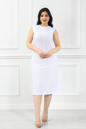 فستان كاجوال بتفاصيل مخرَّمة وياقة مغلقة بلا أكمام