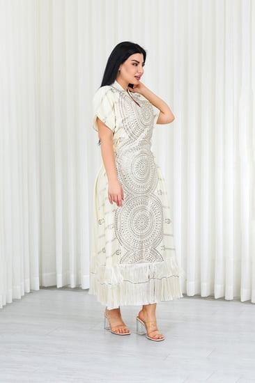 جلابية قماش بطول يصل للكاحل بأكمام قصيرة بتطريز جمل أنيق مزين بالترتر اللامع من الأمام وأحزمة على الجوانب