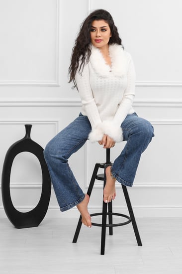 بلوزة صوف أكمام طويلة بياقه مزين بإضافة ريش