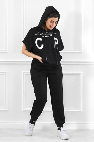 ترنج نسائي كاجوال طبي نص كم عريض مزين بطبعة بأحرف كبيرة على التيشرت وبنطال سادة بجيب مزموم من الأسفل