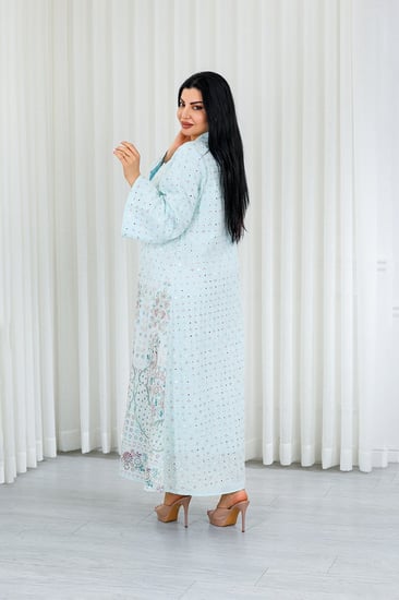 جلابية قماش بطول يصل للكاحل بياقة V وتطريز طاووس من الأمام ودوائر على الظهر