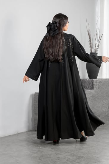 عباية كريب فاخر تطريز نحاس دبل كلوش مع شال ومزودة بأزرار طقطق