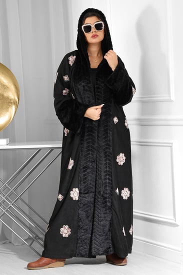 فروة شتوية طويلة مبطنة بالفرو من الداخل مطرزة بالورد مزودة بفرو على القبعة و الأكمام والأطراف