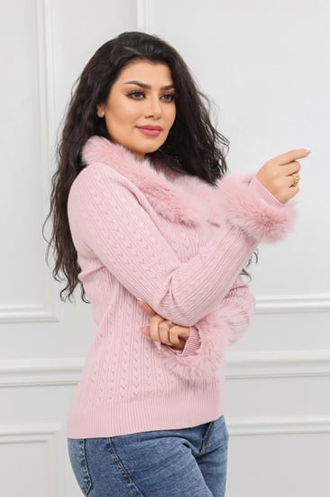 بلوزة صوف أكمام طويلة بياقه مزين بإضافة ريش