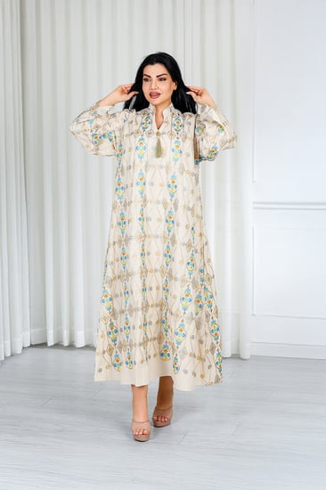 جلابية قماش بطول يصل للكاحل ونهايات أكمام واسعة وياقة صغيرة مفتوحة على الصدر مزينة بتطريزات هندسية بارزة على كامل القماش