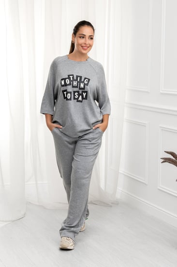 ترنج طبي بنطال مع تيشيرت فضفاض بطبعة كتابة