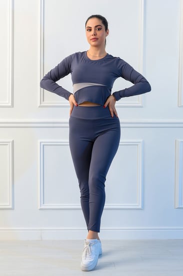 طقم رياضي نسائي مكوّن من توب قصير خط أسود مائل بأكمام طويلة وليغينغ عالي الخصر