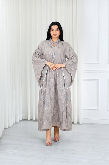 جلابية قماش بطول يصل للكاحل بنهايات أكمام واسعة جداً وياقة صغيرة بتطريز مغربي مزين بالترتر