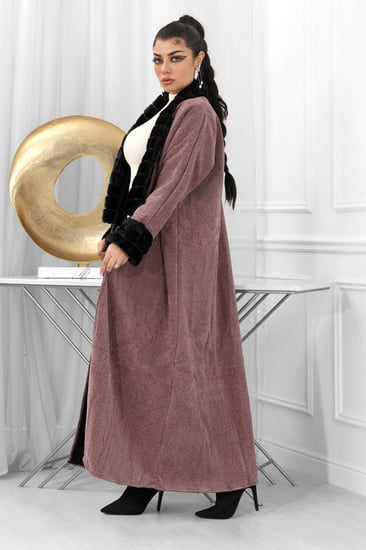 فروة شتوية طويلة مبطنة بالفرو من الداخل مزودة بفرو على الياقة الطويلة و الأكمام