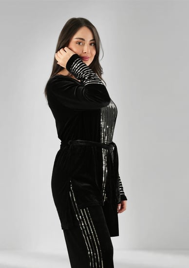 ترنج شتوي مخمل مزين بالترتر على نهايات الأكمام والصدر وجوانب البنطال