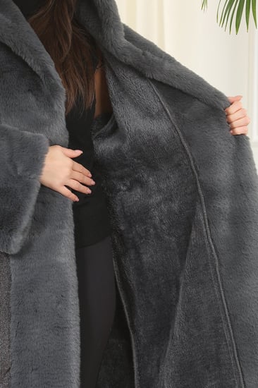 فروة شتوية طويلة مبطنة بالفرو من الداخل مزودة بقبعة وأطراف أكمام فرو