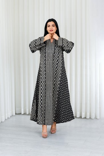 جلابية قماش بطول يصل للكاحل بياقة صغيرة وتطريز تقليدي أنيق