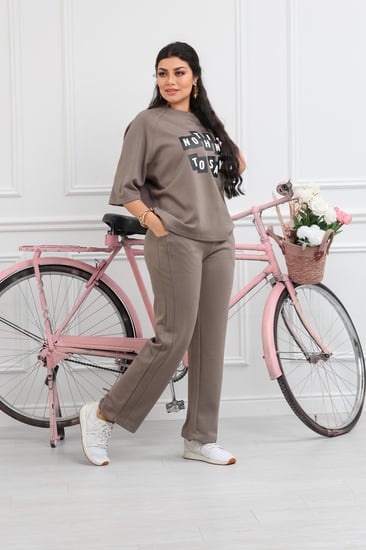 ترنج طبي بنطال مع تيشيرت فضفاض بطبعة كتابة