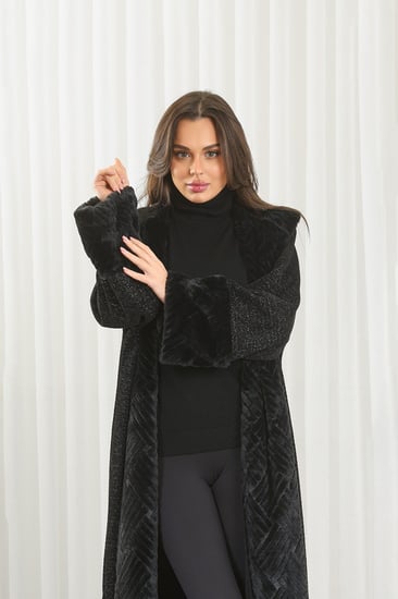 فروة شتوية مبطنة مع فرو على الأطراف وقبعة