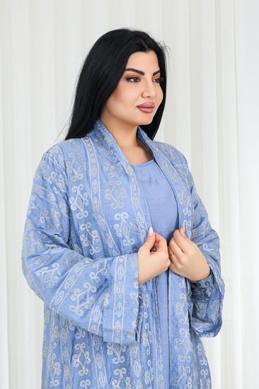 جلابية قماش بطول يصل للكاحل مكونة من قطعة سادة وقطعة مزينة بالتطريزات البارزة على كامل القماش