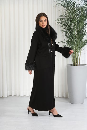 فروة شتوية طويلة مزودة بياقة وأطراف أكمام فرو بأزرار اغلاق خارجية